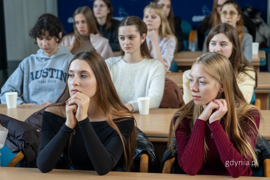 Grupa młodych kobiet