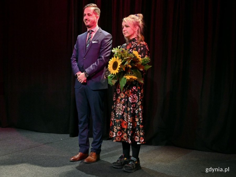 Anka Herbut - laureatka 16. edycji konkursu o Gdyńską Nagrodę Dramaturgiczną oraz Grzegorz Taraszkiewicz - przewodniczący Komisji Kultury Rady Miasta Gdyni podczas gali 16. edycji konkursu o Gdyńską Nagrodę Dramaturgiczną // fot. Magdalena Czernek