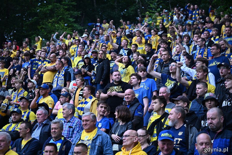 XII Spotkanie Międzypokoleniowe kibiców Arki Gdynia na słynnej „Górce” przy ulicy Ejsmonda - kibice uczestniczący w wydarzeniu (fot. Michał Puszczewicz)