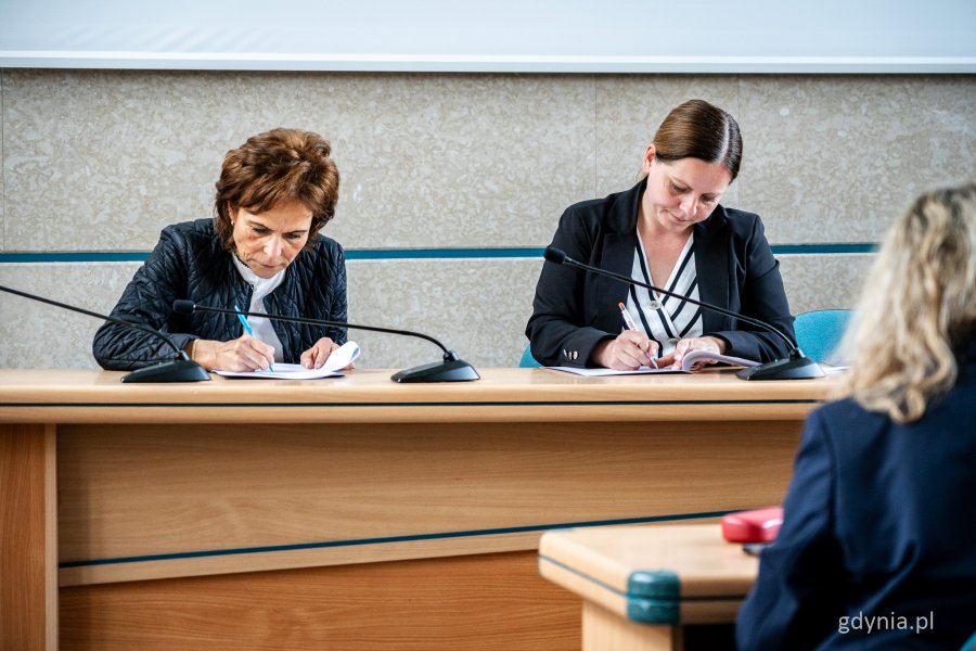 Prezydent Gdyni Aleksandra Kosiorek (z prawej) podpisująca umowy z mieszkańcami (fot. Kamil Złoch)