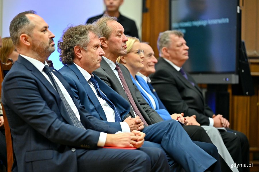 Od lewej: Tomasz Szturo &ndash; doradca prezydenta RP, Jacek Karnowski &ndash; sekretarz stanu w Ministerstwie Funduszy i Polityki Regionalnej, marszałek wojew&oacute;dztwa pomorskiego Mieczysław Struk i Agnieszka Baranowska &ndash; członkini zarządu wojew&oacute;dztwa pomorskiego podczas inauguracji roku akademickiego na Politechnice Gdańskiej