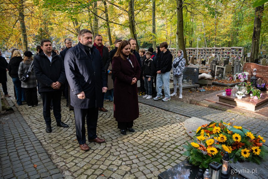 25. rocznica śmierci Franciszki Cegielskiej. Władze miasta oraz radni składają kwiaty przed grobem Franciszki Cegielskiej. W pierwszy rzędzie Tadeusz Szemiot, przewodniczący Rady Miasta Gdyni oraz Aleksandra Kosiorek, prezydent Gdyni (fot. Kamil Złoch)