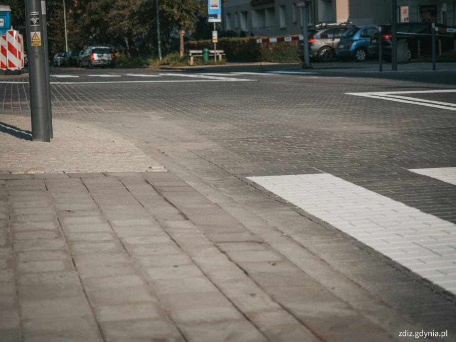 na pierwszy planie widoczny nowy chodnik z kostki, w tle przejście dla pieszych