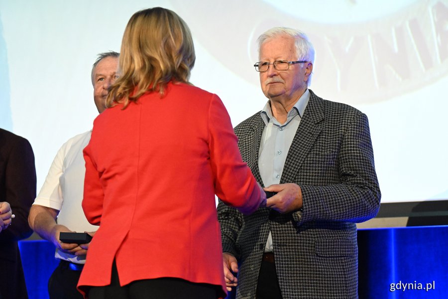 Uroczystość wręczenia odznak honorowych w Sali Koncertowej Portu Gdynia w ramach gdyńskich obchodów 45. rocznicy zakończenia strajków i podpisania porozumień sierpniowych (fot. Michał Puszczewicz)