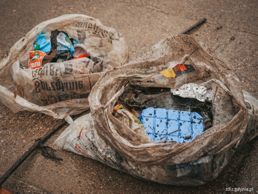 na zdjęciu widoczne śmieci w workach, zebrane odpady