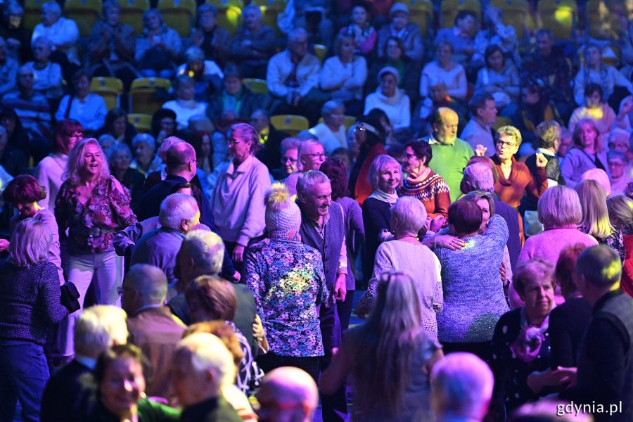 Hala Polsat Plus Arena Gdynia, widownia, niebieskie światło, kolorowe oświetlenie, grupa seniorów tańczy