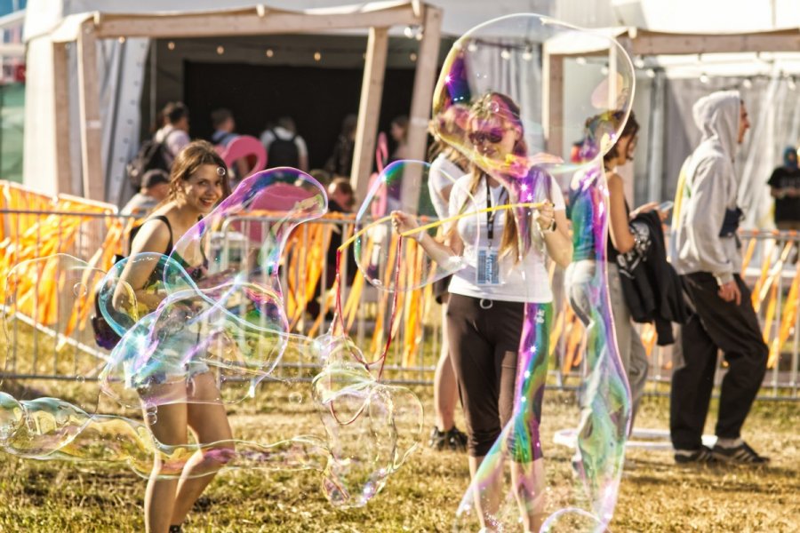 Bańki  w strefie Kids puszczane przez uczestników festiwalu // fot. Adam Kiełsznia