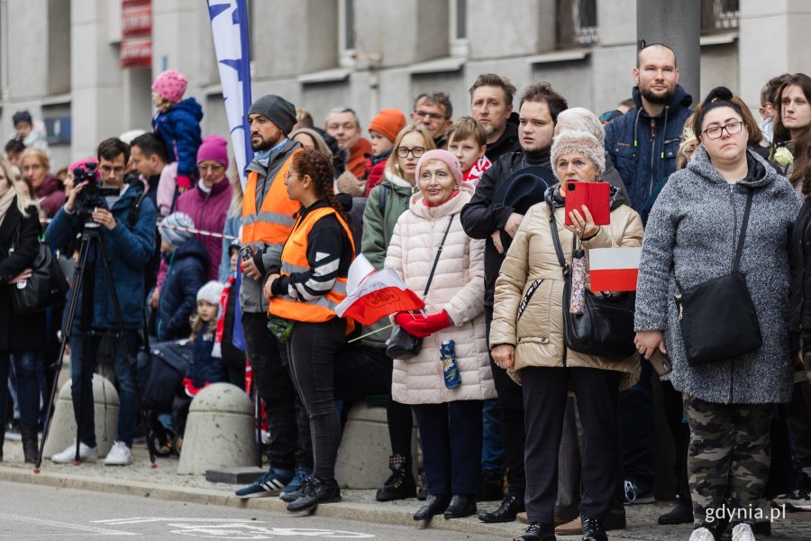 Rząd osób przyglądających się paradzie z okazji Narodowego Święta Niepodległości // fot. Karol Stańczak