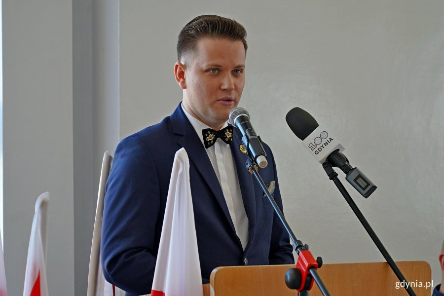 Adam Labuhn, prezes gdyńskiego oddziału Zrzeszenia Kaszubsko-Pomorskiego, przemawiający podczas spotkania