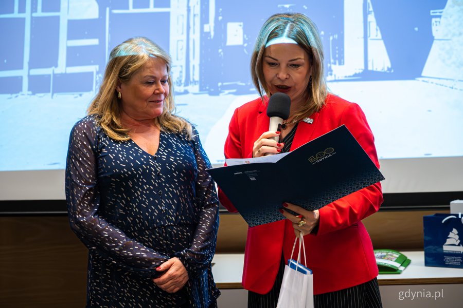 Wiceprezydentka Gdyni Oktawia Gorzeńska wręczająca Nagrody Prezydent Gdyni. Spotkanie pracownik&oacute;w Powiatowego Urzędu Pracy w Gdyni z okazji Dnia Pracownika Publicznych Służb Zatrudnienia (fot. Kamil Złoch)