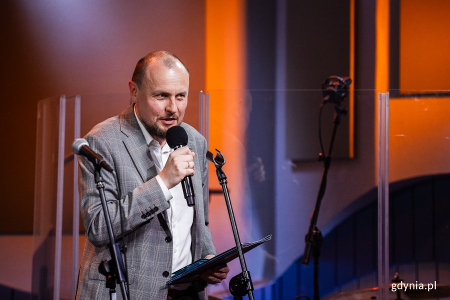 Mariusz Bzdęga – dyrektor zarządzający ds. kultury i aktywności mieszkańców przemawiający podczas koncertu z okazji 90. urodzin Przemka Dyakowskiego
