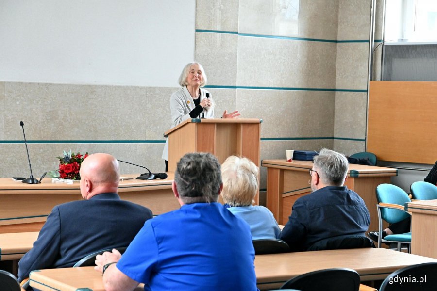 Prof. Maria Jolanta Sołtysik przemawiająca podczas spotkania w Urzędzie Miasta Gdyni 