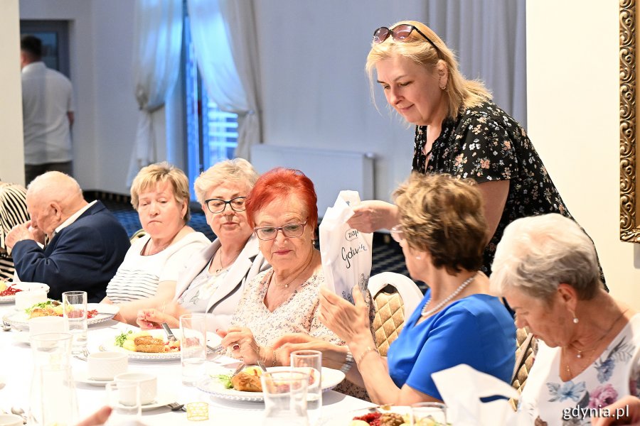 Uczestnicy otrzymali również drobne upominki. Na zdjęciu: radna Beata Zastawna (fot. Michał Puszczewicz)