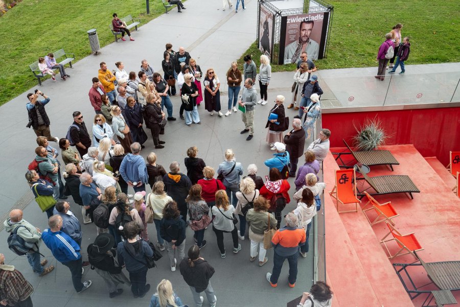 Uczestnicy spaceru Szlakiem Filmowym Gdyni zgromadzeni przed Gdyńskim Centrum Filmowym 
