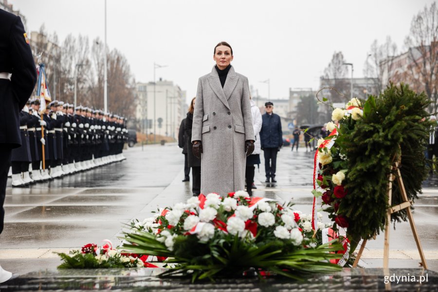 Wojewoda pomorska Beata Rutkiewicz składająca kwiaty przed pomnikiem Polski Morskiej