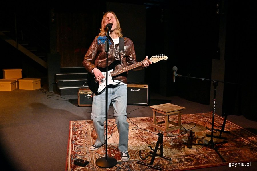 Jacek Bała podczas pr&oacute;by monodramu &bdquo;Dream, czyli jak nie zostałem Kurtem Cobainem&rdquo; w Teatrze Miejskim