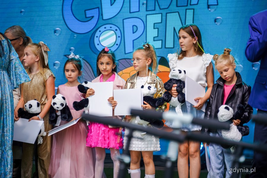 Nagradzani i wyróżniani uczestnicy Międzynarodowego Festiwalu Piosenki Gdynia Open (fot. Kamil Złoch)