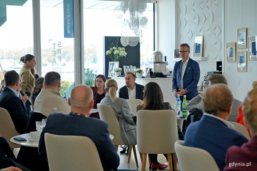 Od prawej: Tomasz Limon – prezes zarządu Pracodawców Pomorza i przewodniczący Gdyńskiej Rady Dialogu Gospodarczego, wiceprezydent Tomasz Augustyniak oraz prezydent Aleksandra Kosiorek podczas spotkania w BanGlob Marinie 