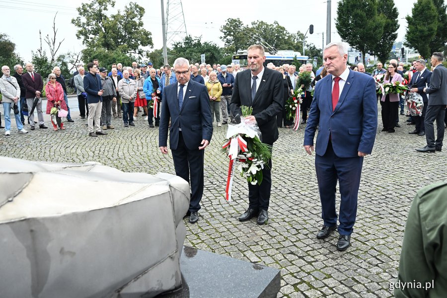 Uroczystości pod pomnikiem Ofiar Grudnia 1970 w ramach gdyńskich obchodów 45. rocznicy zakończenia strajków i podpisania porozumień sierpniowych (fot. Michał Puszczewicz)
