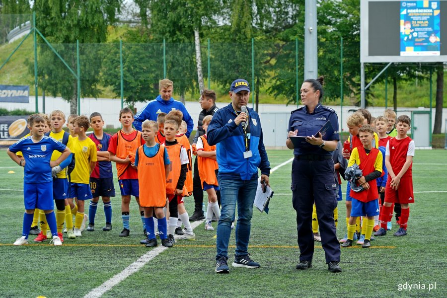Paweł Bień – pełnomocnik zarządu Arki Gdynia ds. działań społecznych i mł. asp. Ewa Brzozowska z Komendy Miejskiej Policji w Gdyni otwierają turniej piłkarski w ramach festynu „Jestem kibicem” 