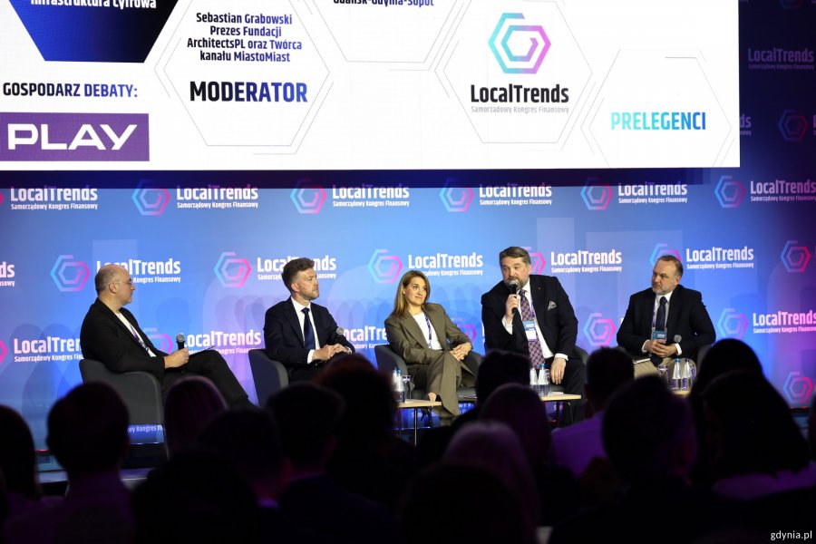 Na zdjęciu podczas panelu m.in.:&nbsp;Tadeusz Szemiot, przewodniczący Rady Miasta Gdyni, Magdalena Cieślik, wiceprezydentka Sopotu, Maciej Warszakowski, wiceprezes zarządu Obszaru Metropolitalnego&nbsp;Gdańsk-Gdynia-Sopot i Michał Zi&oacute;łkowski, członek zarządu ds. technologii w PLAY