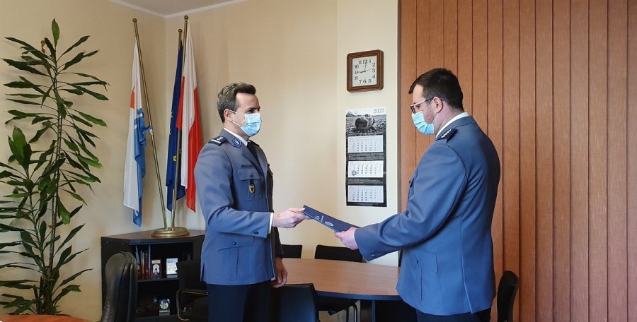 insp. Sławomir Pachura – Komendant Miejski Policji w Gdyni (po lewej) powierza asp. szt. Adamowi Zaborskiemu pełnienie obowiązków naczelnika Wydziału Dochodzeniowo-Śledczego Komendy Miejskiej Policji w Gdyni // fot. KMP w Gdyni