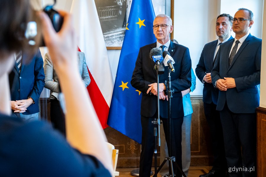 Konferencja prasowa w Pomorskim Urzędzie Wojewódzkim dotycząca podpisania listu intencyjnego – przemawia starosta kartuski Bogdan Łapa (fot. Kamil Złoch)