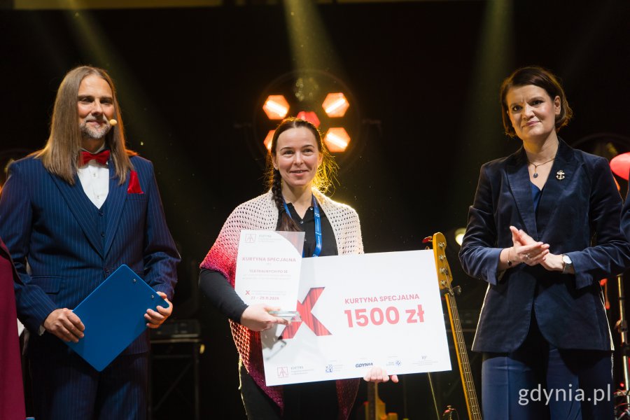 Gala finałowa X edycji Przeglądu Teatrów Amatorskich „Kurtyna” w gdyńskim Małym Kacku. Na scenie m.in. laureaci jednej z nagród, przedstawiciele stowarzyszenia KACK i Katarzyna Gruszecka-Spychała (fot. Paweł Budziński)