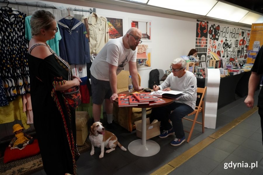 BAZAR Inicjatyw Społecznych.  Na zdjęciu widoczny Arkadiusz Brzęczek, podczas spotkania autorskiego w ramach promocji swojej najnowszej publikacji &bdquo;Sto sekret&oacute;w gdyńskich kamienic na 100-lecie Gdyni&rdquo;. (fot. Łukasz Kamasz)