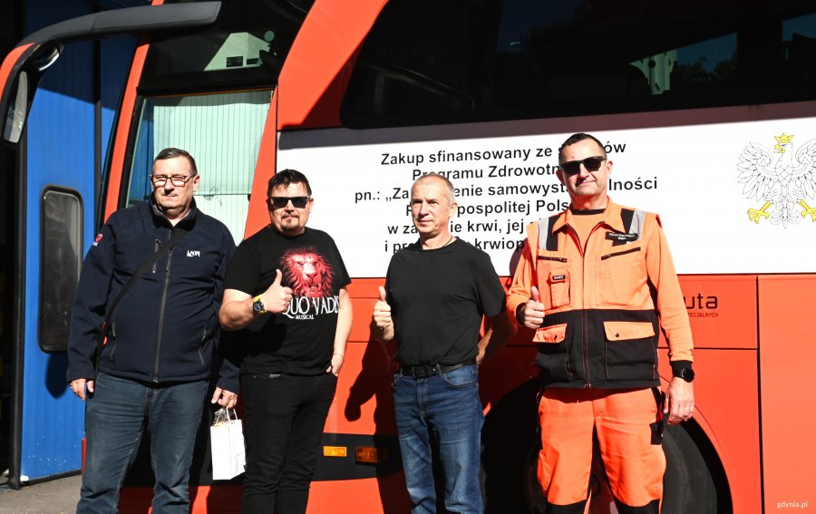 Mężczyźni przed ambulansem