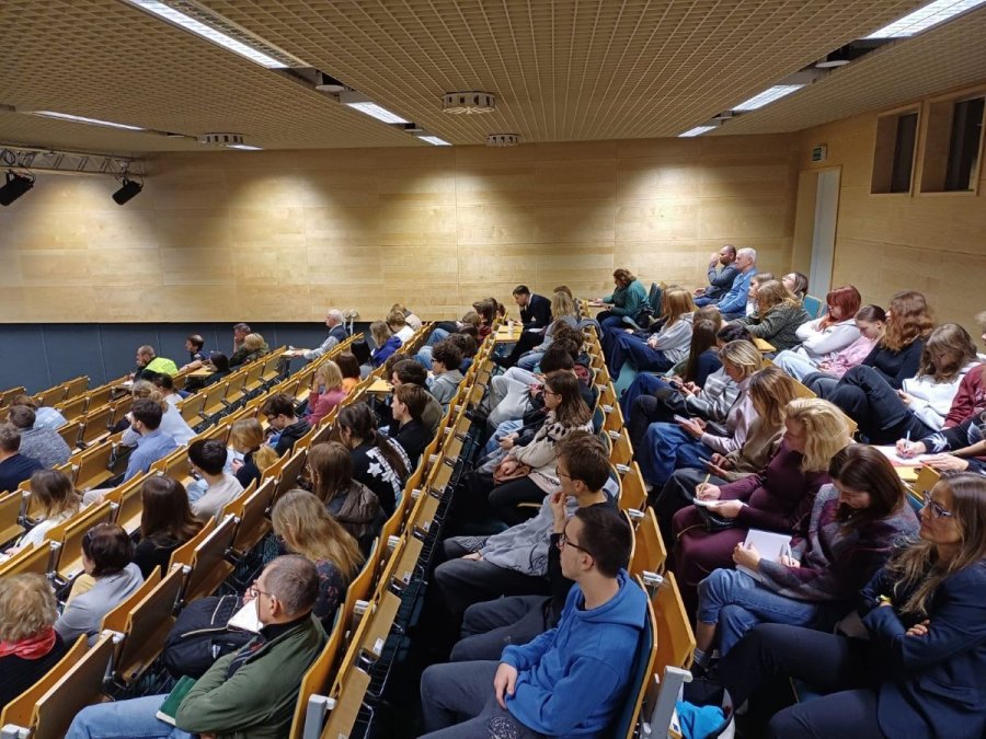 Sala wypełniona widownią