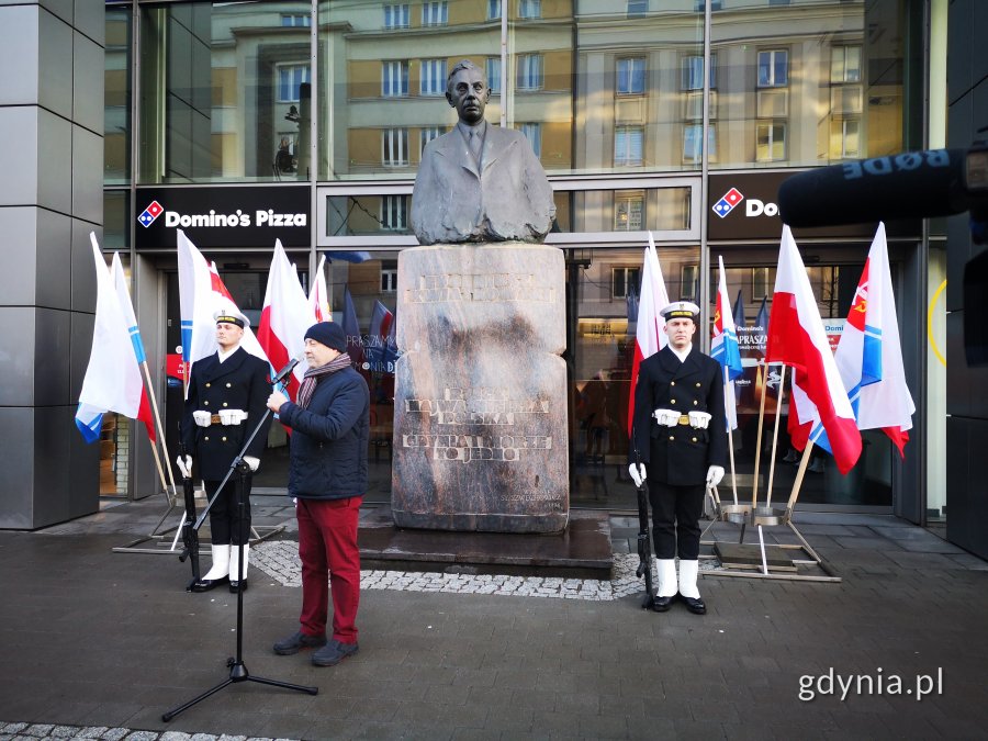 człowiek przy mikrofonie