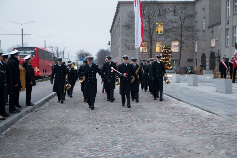 Kompania Reprezentacyjna Uniwersytetu Morskiego podczas uroczystości podniesienia bandery z okazji święta uczelni // fot. UMG