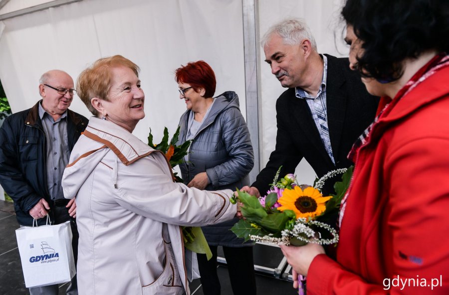 Laureaci konkursu "Gdynia w Kwiatach" odebrali z rąk przewodniczącej Rady Miasta Joanny Zielińskiej nagrody i wyróżnienia // fot. Przemysła Świderski