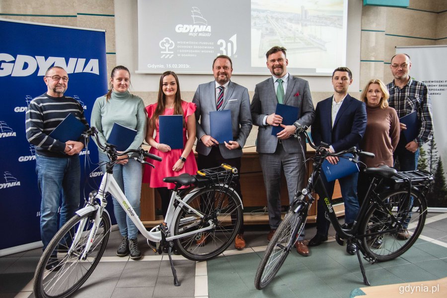 Podpisanie umowy między miastem Gdynia i Wojewódzkim Funduszem Ochrony Środowiska i Gospodarki Wodnej w Gdańsku na dotacje na zakup rowerów elektrycznych, fot. Kamil Złoch