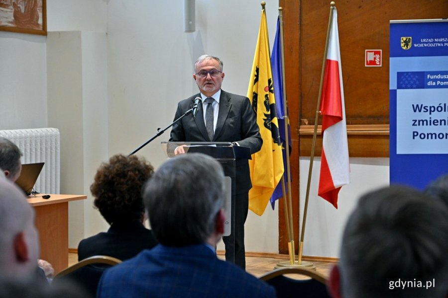 Wojciech Szczurek - prezydent Gdyni i prezes Rady OMGGS prezentujący informacje o nowej perspektywie unijnej dla Pomorza i stowarzyszenia 
