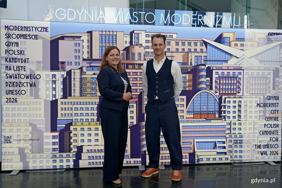 Prezydent Gdyni Aleksandra Kosiorek z laureatem medalu „Civitas e Mari” prof. Edwardem Denisonem