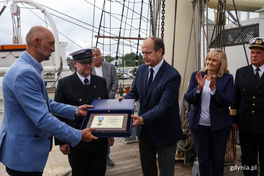 Uroczystość poświęcenia i podniesienia nowej bandery na "Darze Pomorza". Fot. Przemysław Kozłowski