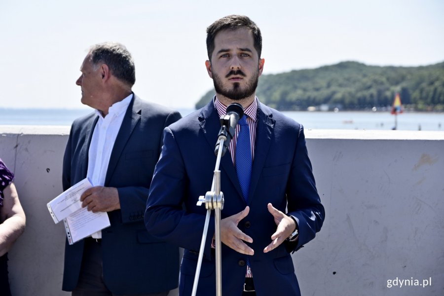 W Alei Żeglarstwa Polskiego odsłonięto tablicę Aleksandra Bereśniewicza. Gdyński samorzad reprezentował Grzegorz Taraszkiewicz, radny // fot. Paweł Kukla