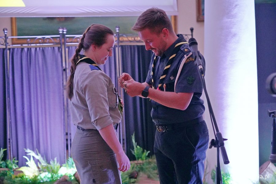 phm. Krystian Domański przypina jednej z harcerek odznakę Hufca ZHP Gdynia