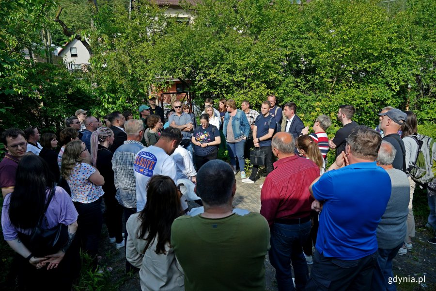 Uczestnicy wizji terenowej przy ul. Demptowskiej 46 w ramach konsultacji na temat zagospodarowania terenu po dawnym domu dziecka 
