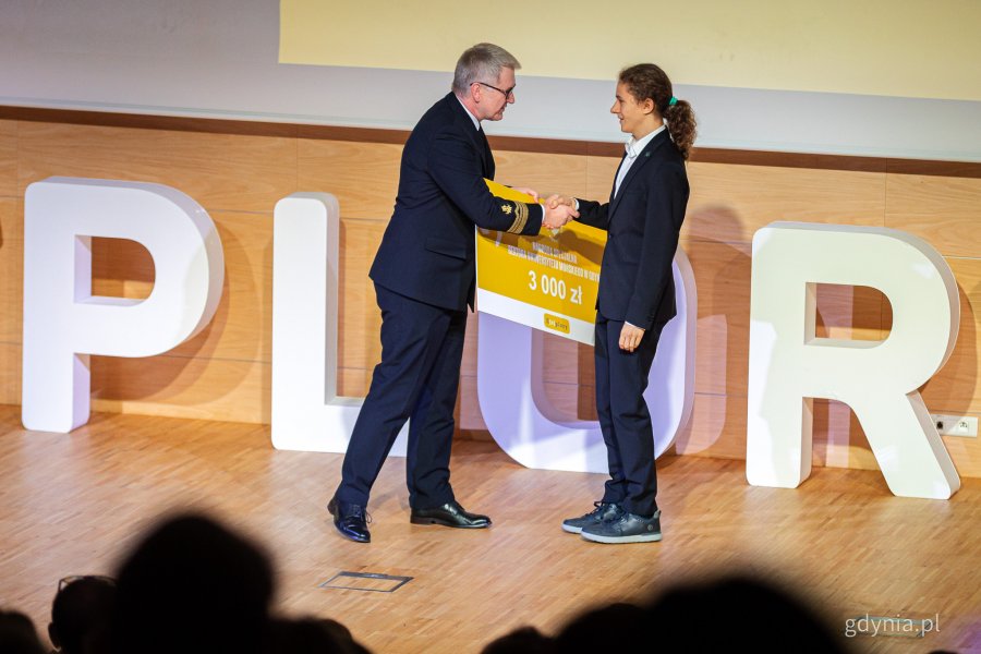 Przedstawiciel Uniwersytetu Morskiego w Gdyni wręcza nagrodę specjalną Emilowi Pająkowi. Gala finałowa Konkursu Explory w centrum konferencyjnym PPNT Gdynia (fot. Kamil Złoch)