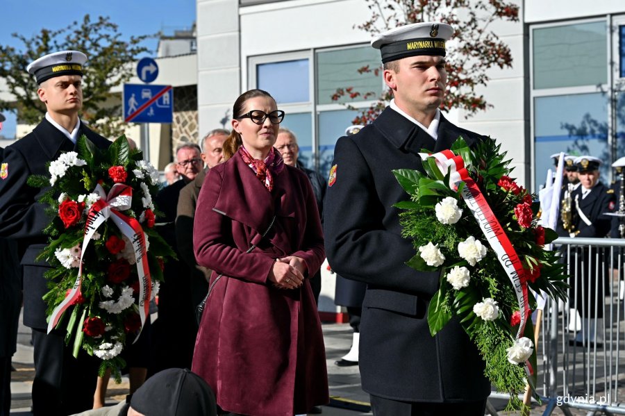 Posłanka Wioleta Tomczak składająca kwiaty pod pomnikiem podczas uroczystości z okazji 87. rocznicy pierwszych wysiedleń Gdynian 