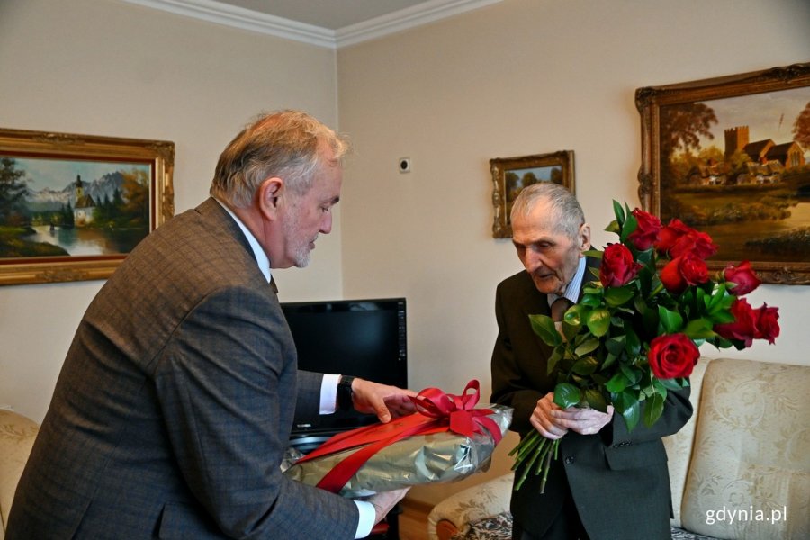 Na zdj. pan Leon Pałczyński i prezydent Gdyni Wojciech Szczurek z kwiatami dla jubilata