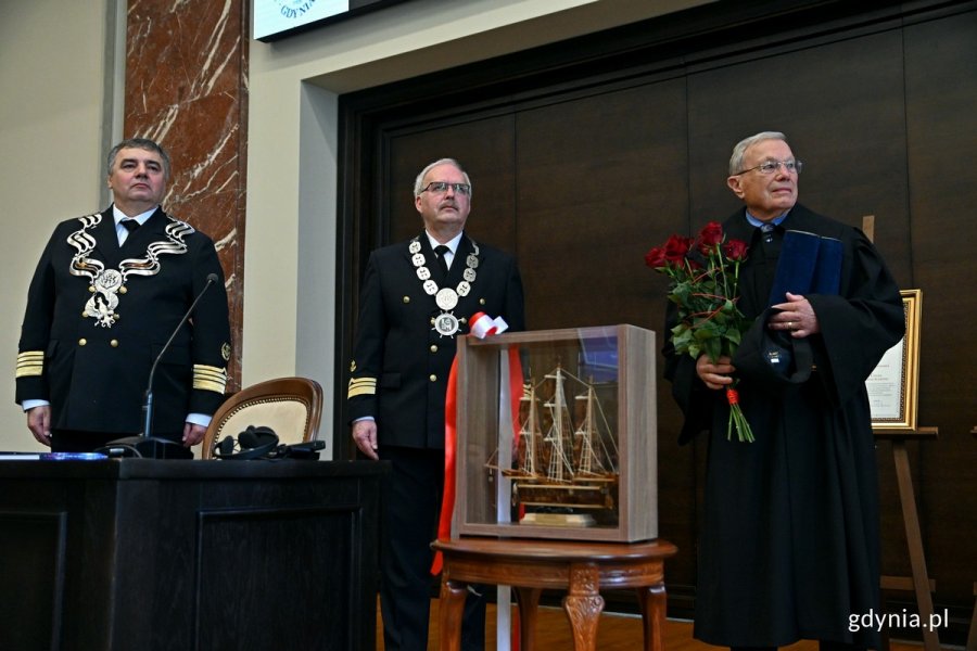 Od lewej: prof. dr hab. inż. kpt. ż. w. Adam Weintrit - rektor Uniwersytetu Morskiego w Gdy, laudator prof. dr hab. inż. Krzysztof Czaplewski i prof. Bradford Parkinson podczas uroczystości na Uniwersytecie Morskim