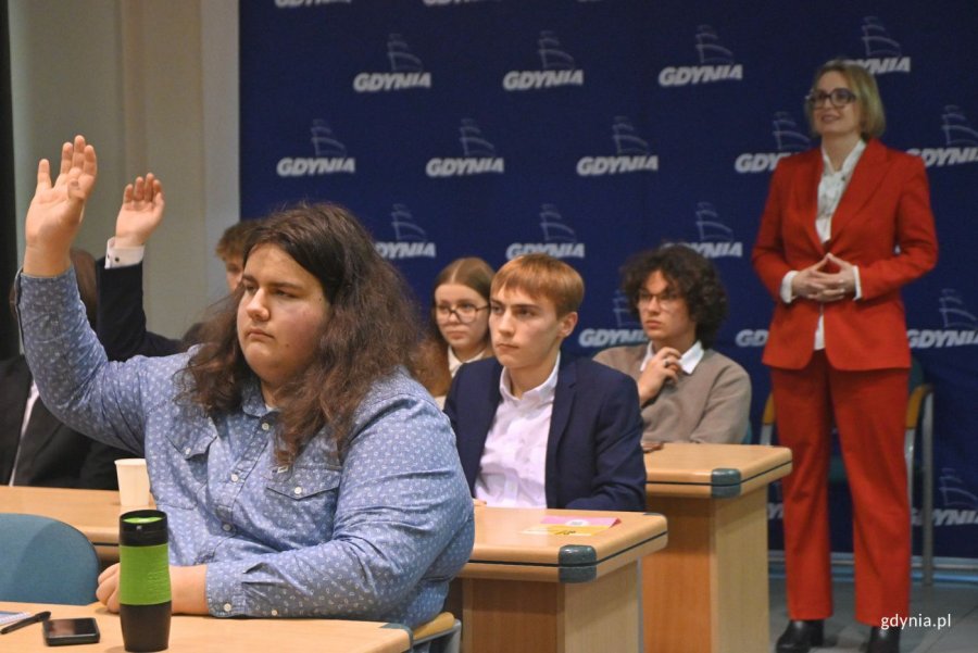 Na zdjęciu: radna Agnieszka Tokarska podczas sesji Młodzieżowej Rady Miasta (fot. Magdalena Starnawska)