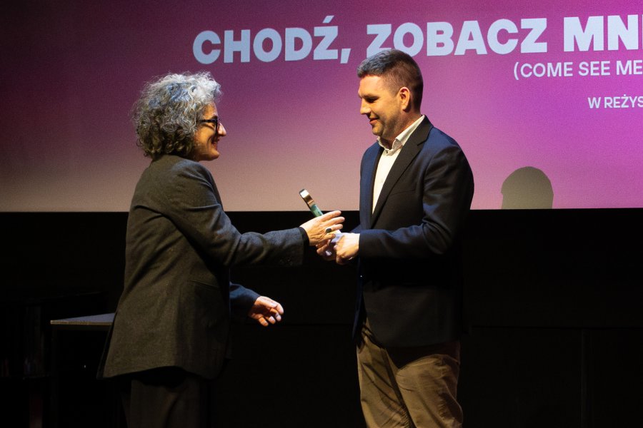 Na zdjęciu reżyserka Farahnaz Sharifi otrzymuje statuetkę z rąk Macieja Zielonki