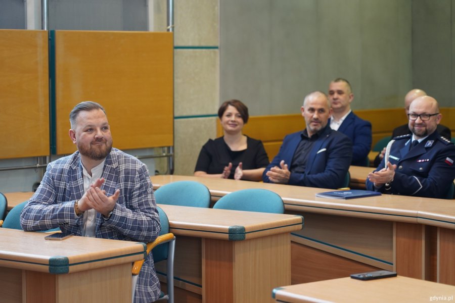 Uczestnicy akcji &bdquo;100 litr&oacute;w krwi na 100-lecie Gdyni&rdquo;, wśr&oacute;d nich m.in. radny Gdyni Łukasz Strzałkowski w sali obrad