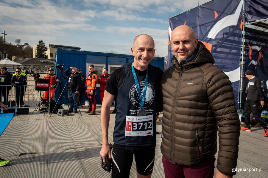 Specjalista od biegania ekstremalnego Piotr Suchenia (z lewej) oraz dyrektor Gdyńskiego Centrum Sportu Rafał Klajnert / fot. gdyniasport.pl