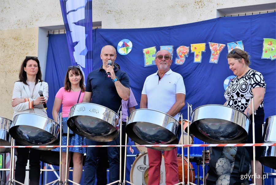 Wiceprzewodniczący Rady Miasta Gdyni Stanisław Borski, radna Anna Szpajer i Rafał Klajnert - dyrektor Gdyńskiego Centrum Sportu uczestniczyli w otwarciu kompleksu sportowego przy Szkole Podstawowej nr 20 w Gdyni // fot. Magdalena Czernek